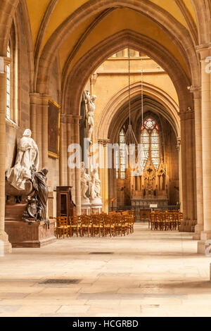 Une allée en Cathedrale Saint-Benigne de Dijon. Banque D'Images