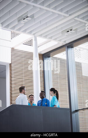 Les médecins et infirmières en interaction les uns avec les autres Banque D'Images