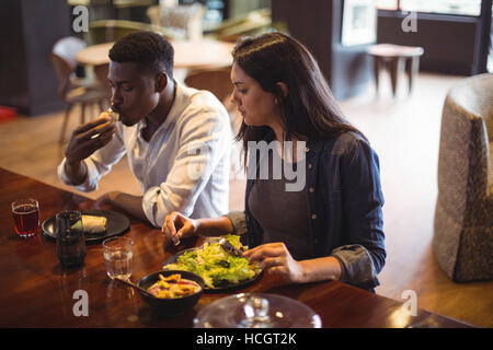 Heureux couple having food Banque D'Images