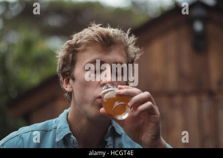 Man drinking beer de verre à bière Banque D'Images