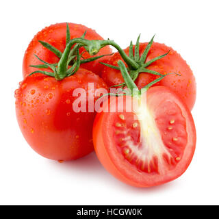 Les tomates avec de l'eau gouttes isolé sur le fond blanc. Banque D'Images