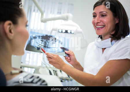 Dentist showing x-ray à son patient Banque D'Images