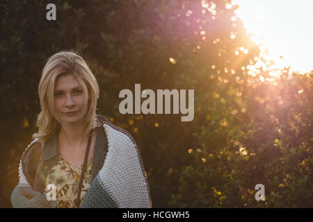 Magnifique Portrait de femme enveloppée dans une couverture de laine Banque D'Images