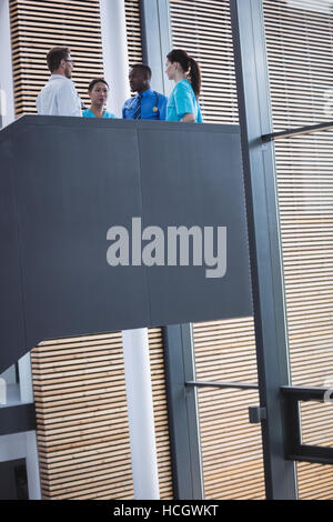 Les médecins et infirmières en interaction les uns avec les autres Banque D'Images