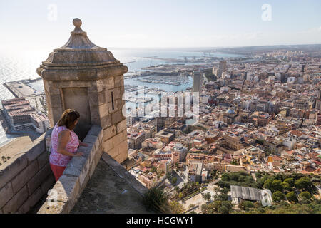 Le château de Santa Barbara, Castell de la Santa Bàrbara, Alicante, Espagne, paysage urbain et afficher de la forteresse Banque D'Images