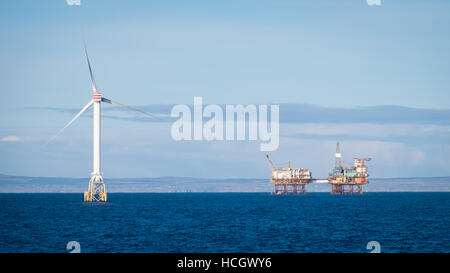 Éoliennes du projet de démonstration de Beatrice Beatrice et une plate-forme pétrolière dans le Moray Firth, Ecosse Banque D'Images