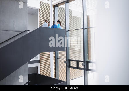 Les médecins et infirmières en interaction les uns avec les autres Banque D'Images