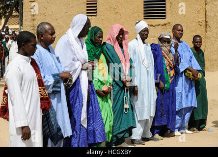 BURKINA FASO Dori, nomination du nouvel Imam de la Grande Mosquée, les hommes musulmans portent la robe traditionnelle Boubou qui est faite de coton ou de tissu damassé Banque D'Images