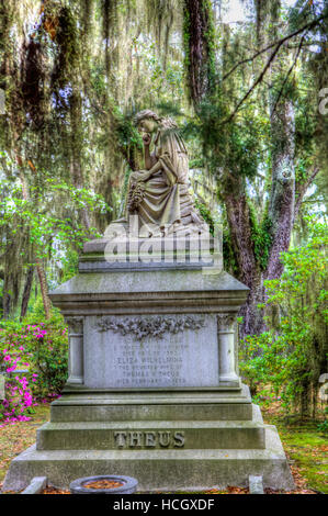 Statue d'Eliza Wilhelmina Theus dans la ville historique de Bonaventure Cemetery, Savannah, Georgia USA Banque D'Images