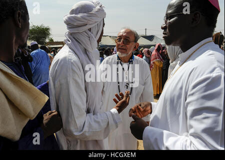 Dori BURKINA FASO dialogue, le christianisme et l'Islam, la nomination d'un nouvel imam de la Grande Mosquée, accueillir les clients à partir de l'église catholique / BURKINA FASO Dori, Dialogue Christentum und Islam, Ernennung von neuen Imam der grossen Moschee, Gaeste Joachim Ouédraogo Bischof von KOUDOUGOU und Pater Joseph Clochard, pere blanc Banque D'Images