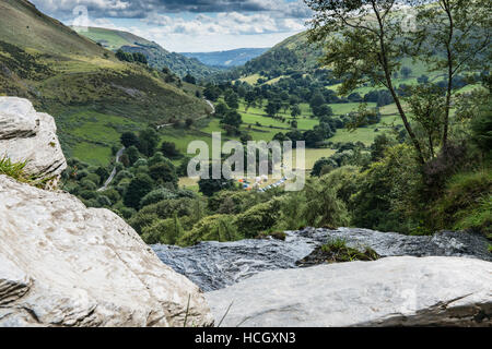 Regardant vers le bas sur un terrain de camping et le long de la vallée du haut de la chute à Pistyll Rhaeadr, au Pays de Galles Banque D'Images