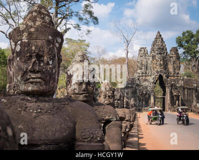 La porte sud l'entrée au temple de Angkor Thom, Siem Reap, Cambodge Banque D'Images