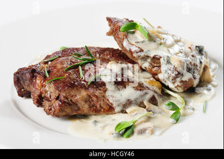 Steaks de boeuf rôti au romarin sous la sauce blanche Banque D'Images