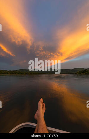 Zimbabwe Zambèze coucher de pieds relaxant en rouge Banque D'Images