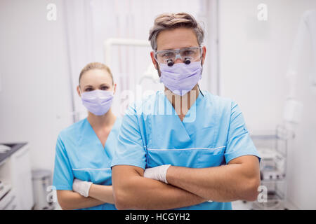 Dentiste debout avec les bras croisés à la clinique dentaire Banque D'Images
