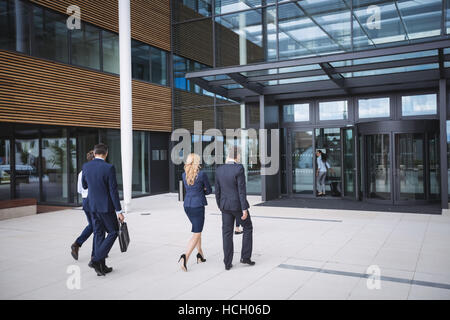 Les gens d'affaires dans l'entrée d'un immeuble de bureaux Banque D'Images