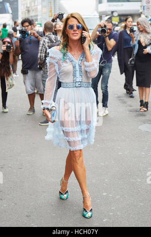 Anna Dello Russo avant Max Mara fashion show, Milan Fashion Week street style le 22 septembre 2016 à Milan. Banque D'Images