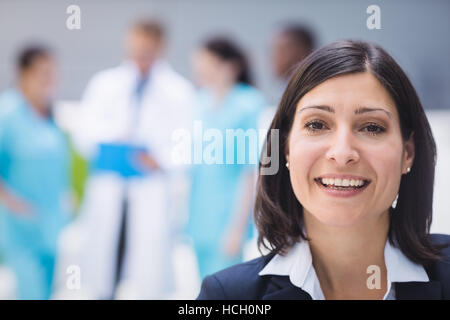 Smiling female doctor in hospital locaux Banque D'Images