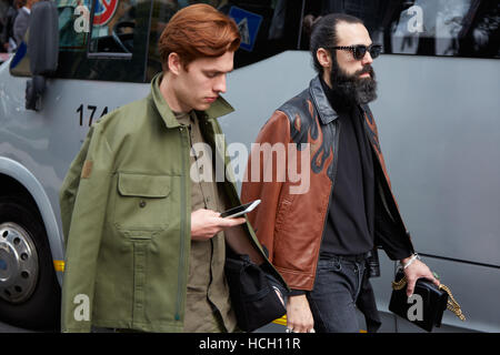 Hommes élégant avant de Giorgio Armani fashion show, Milan Fashion Week street style le 23 septembre 2016 à Milan. Banque D'Images