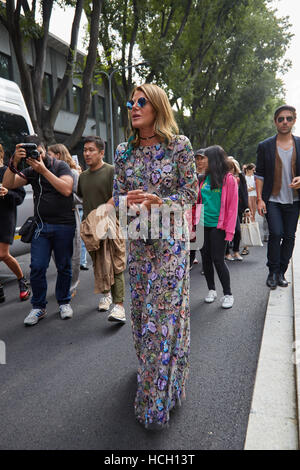 Anna Dello Russo avant de Giorgio Armani fashion show, Milan Fashion Week street style le 23 septembre 2016 à Milan. Banque D'Images