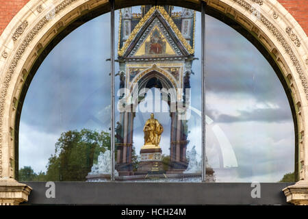 Reflet de l'Albert Memorial sur Royal Albert Hall Banque D'Images