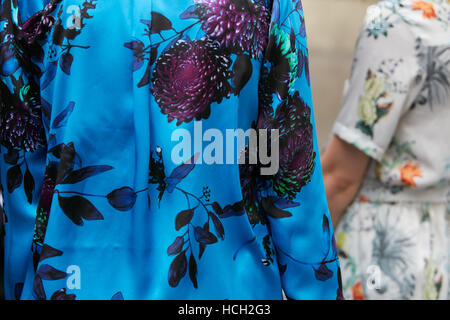 Femme avec robe en soie bleu à motifs floraux avant Max Mara fashion show, Milan Fashion Week street style le 22 septembre. Banque D'Images