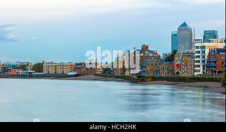 Vue sur Canary Wharf, London à partir de la Tamise Banque D'Images