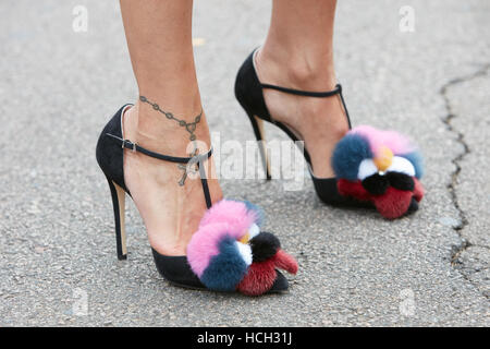 Femme avec hautes chaussures de talon de fourrure détails avant Fendi fashion show, Milan Fashion Week street style le 22 septembre 2016. Banque D'Images