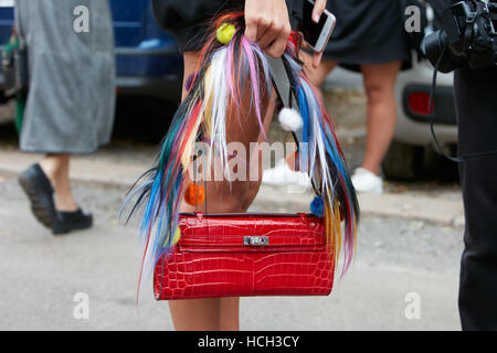 Femme avec Hermes, sac crocodile rouge avant Fendi fashion show, Milan Fashion Week street style le 22 septembre 2016 à Milan. Banque D'Images