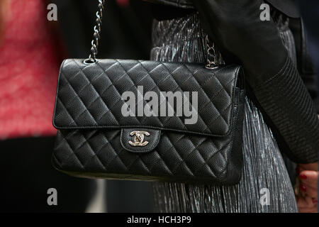 Femme avec sac en cuir Chanel noir avant de Giorgio Armani fashion show, Milan Fashion Week street style le 23 septembre 2016. Banque D'Images