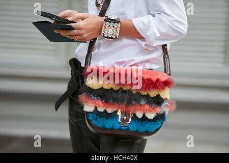 Femme avec Paula Cademartori sac fourrure avant de Giorgio Armani fashion show, Milan Fashion Week street style le 23 septembre 2016. Banque D'Images