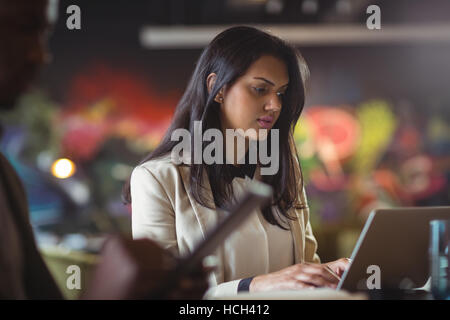 Businesswoman working over laptop Banque D'Images