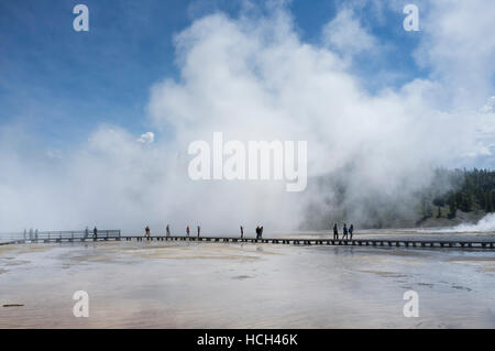 Teton County, Wyoming : les visiteurs à marcher le long de la promenade à Grand Prismatic Spring dans le Parc National de Yellowstone. Banque D'Images