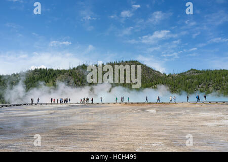 Teton County, Wyoming : les visiteurs à marcher le long de la promenade à Grand Prismatic Spring dans le Parc National de Yellowstone. Banque D'Images