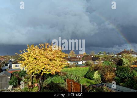 Nuages de tempête de rassemblement autour d'un réseau express régional à Abri international UK Surrey Shepperton Banque D'Images