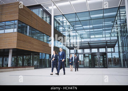 Business people walking outside office building Banque D'Images