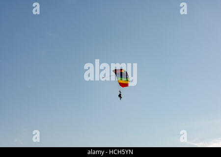 Parachutistes en tandem contre ciel bleu et espace de copie, sport extrême, parachutisme, parachute coloré Banque D'Images