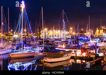 Le port de Ramsgate, Angleterre. Noël décoration saisonnière d'éclairage divers yachts et bateaux dans la marina. La nuit. Banque D'Images