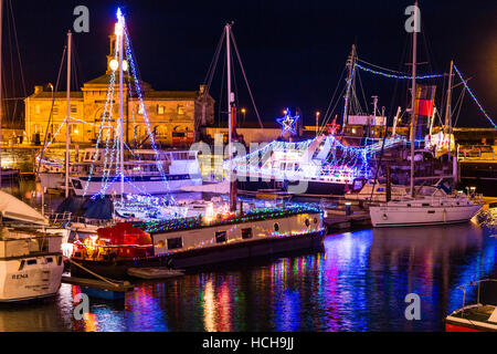 Le port de Ramsgate, Angleterre. Noël décoration saisonnière d'éclairage divers yachts et bateaux dans la marina. La nuit. Banque D'Images