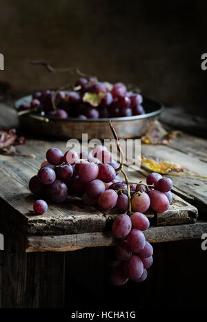 Des tas de raisins rouges sur table en bois Banque D'Images