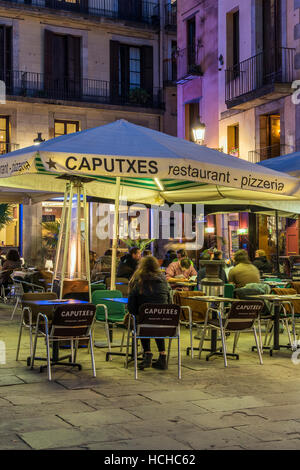 Vue de nuit sur la terrasse d'un café dans le quartier du Born, Barcelone, Catalogne, Espagne Banque D'Images