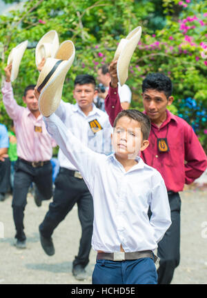 Les spectacles de danse salvadorienne pendant le Festival de fleurs et de Palm à Panchimalco, El Salvador Banque D'Images