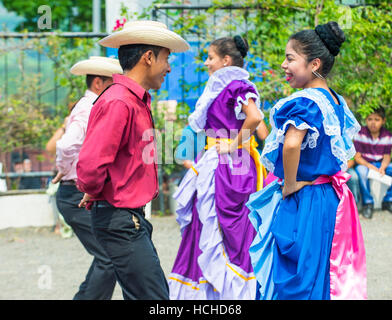 Les spectacles de danse salvadorienne pendant le Festival de fleurs et de Palm à Panchimalco, El Salvador Banque D'Images