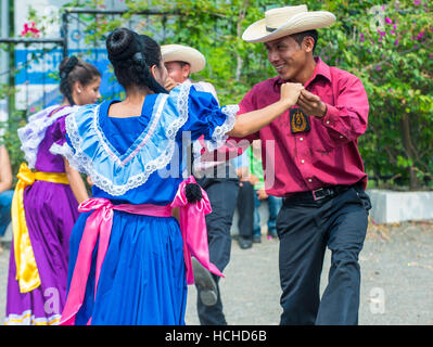 Les spectacles de danse salvadorienne pendant le Festival de fleurs et de Palm à Panchimalco, El Salvador Banque D'Images