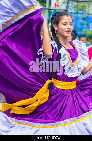 Les spectacles de danse salvadorienne pendant le Festival de fleurs et de Palm à Panchimalco, El Salvador Banque D'Images