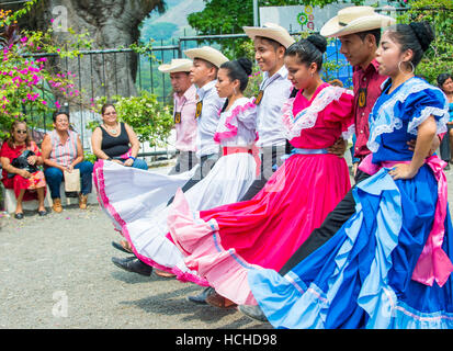 Les spectacles de danse salvadorienne pendant le Festival de fleurs et de Palm à Panchimalco, El Salvador Banque D'Images