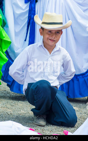 Danseuse salvadorienne effectuer au cours de la fleur et le Palm Festival à Panchimalco, El Salvador Banque D'Images