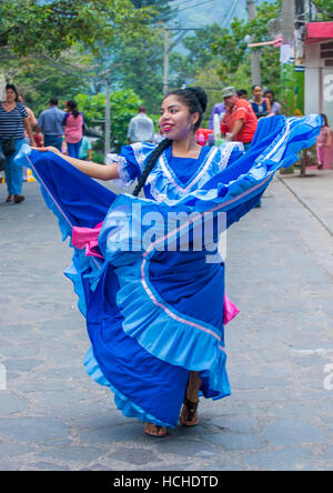 Danseuse salvadorienne effectuer au cours de la fleur et le Palm Festival à Panchimalco, El Salvador Banque D'Images