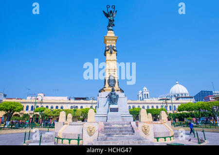 La place de la liberté à San Salvador, El Salvador. Place de la liberté a été le point de départ de l'expansion de la ville au milieu du 16ème siècle. Banque D'Images