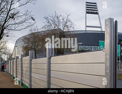 Brême, Allemagne. Le 08 mai 2016. La nouvelle barrière de protection contre les inondations mobile lors d'une manifestation devant le stade Weser à Brême, Allemagne, 08 décembre 2016. Le mur est conçu pour compléter une deuxième, mur permanent autour du stade de foot en cas de crues éclair. Photo : Ingo Wagner/dpa/Alamy Live News Banque D'Images